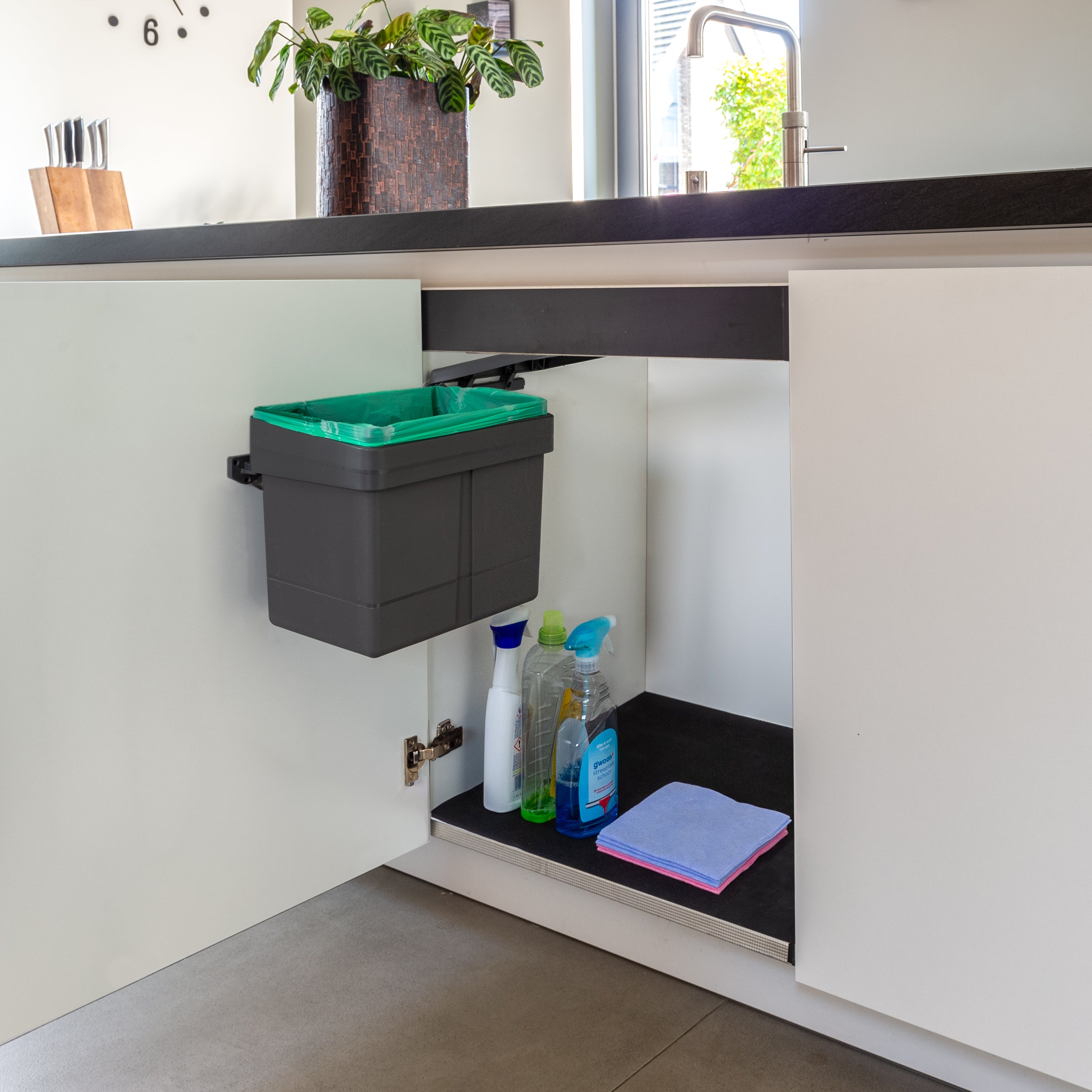 Built-in waste bin 15 liters